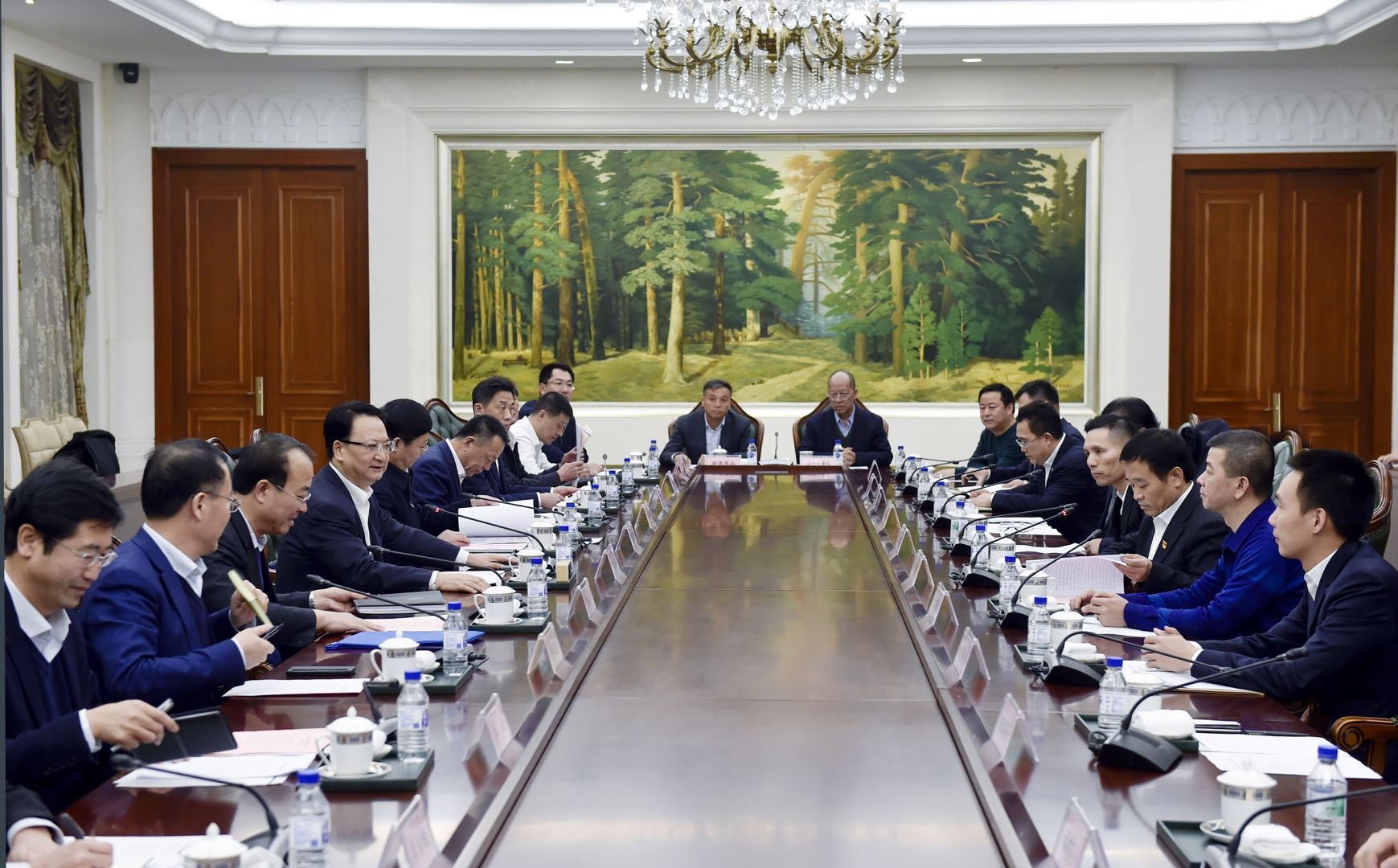 吉林省全国各地商会会长座谈会召开 抢抓机遇顺势而上加强合作发挥作用 携手开创全面振兴全方位振兴新局面