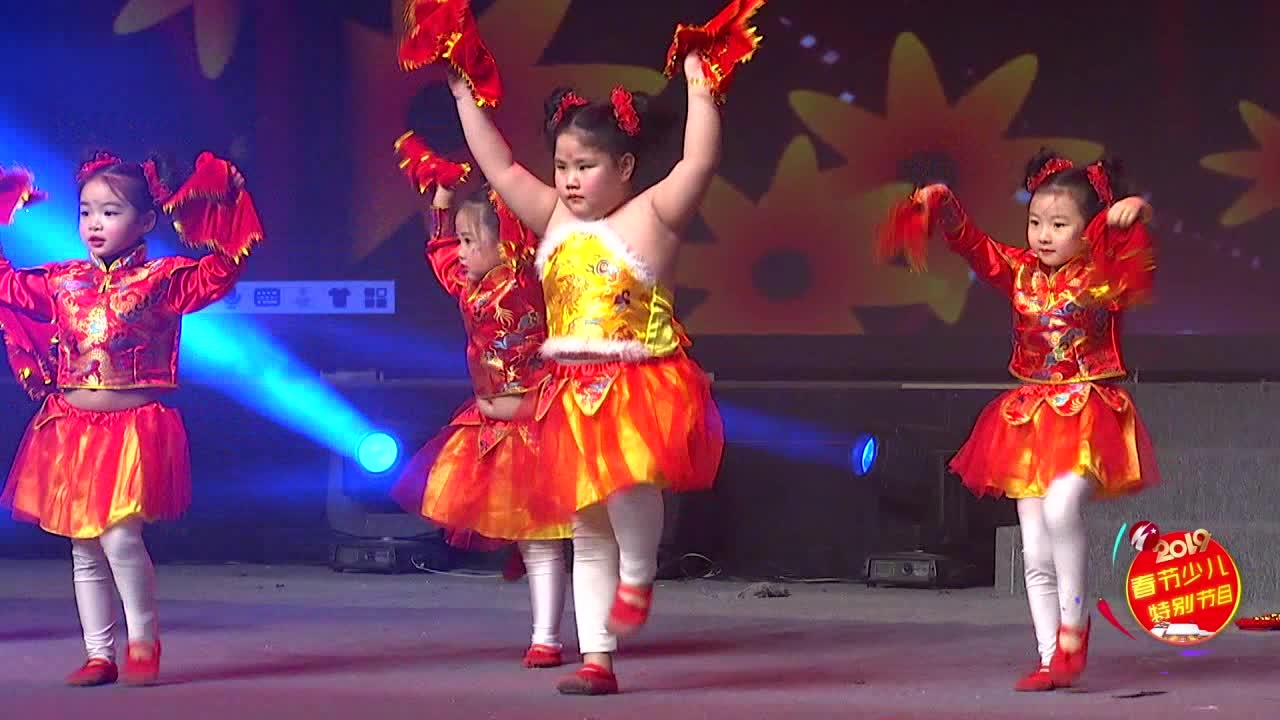 《过年好》 演出单位：北京鹏博千贝金果果幼儿园