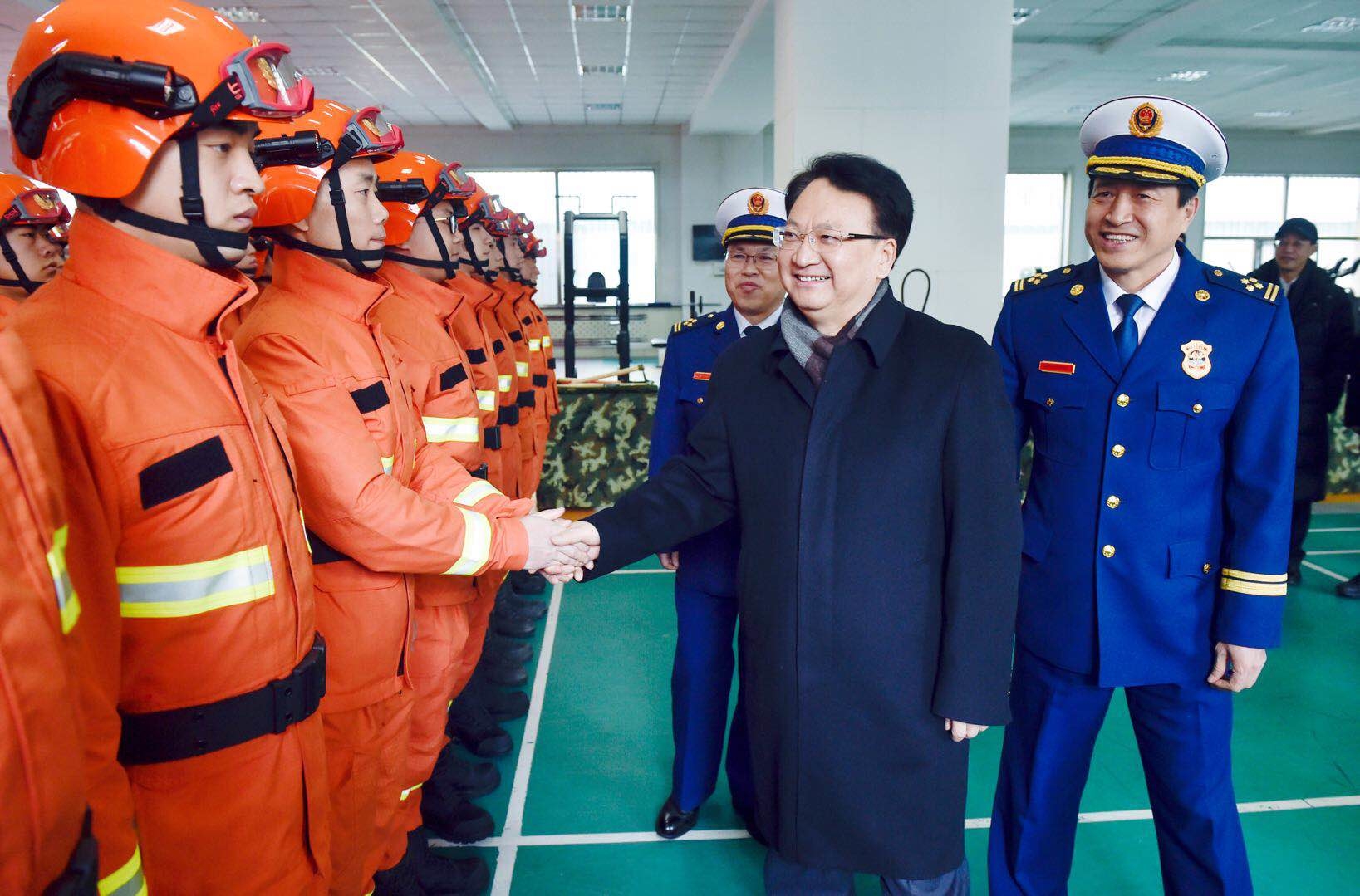 加强应急管理及时消除安全隐患 让人民群众过一个安宁祥和的春节 景俊海到应急管理厅调研并看望慰问基层消防员