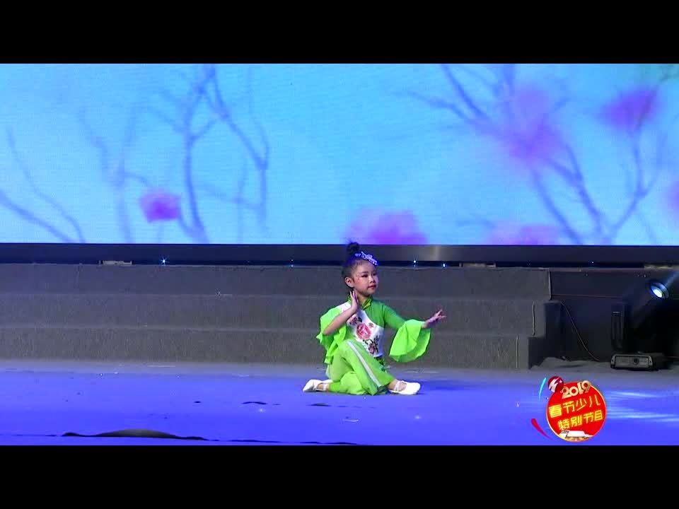 《轻青》第三十二期 演出单位：姿艺舞蹈培训中心 指导教师：周伊 表演者：贺依涵