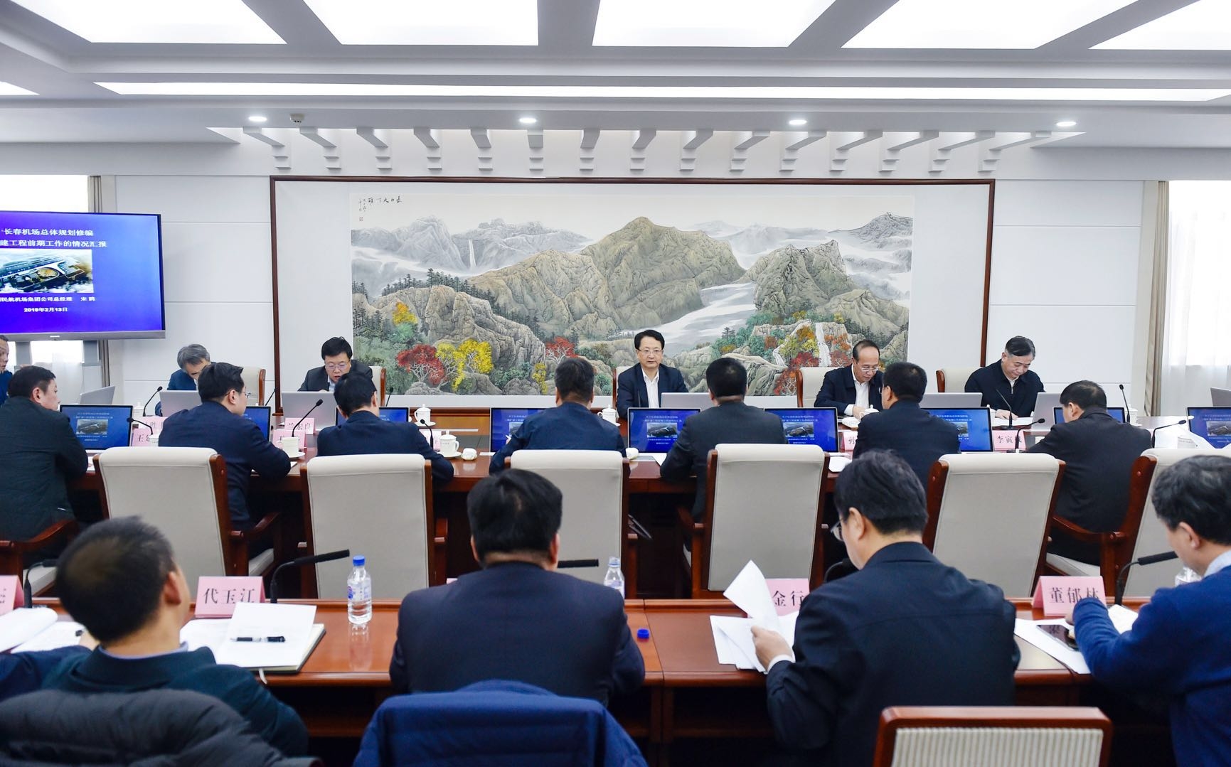 景俊海在省政府专题会议上强调  发挥机场交通枢纽作用  带动空港经济快速发展