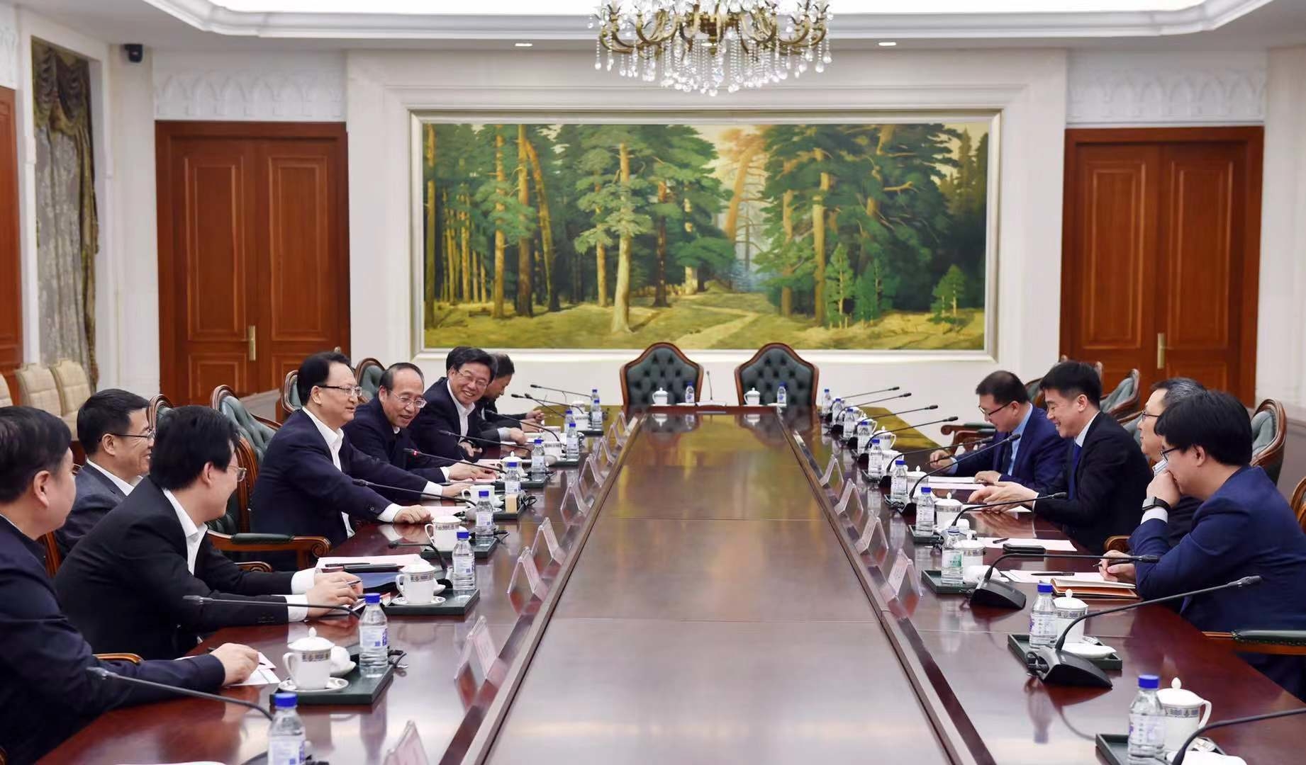 省政府与中公教育举行工作座谈会