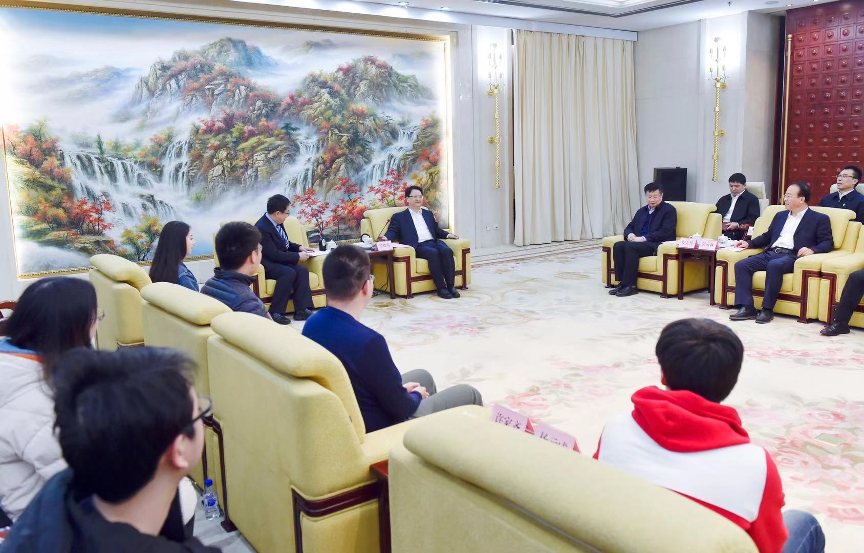 首都千名大学生相约长白山体验活动圆满结束 景俊海会见学生代表