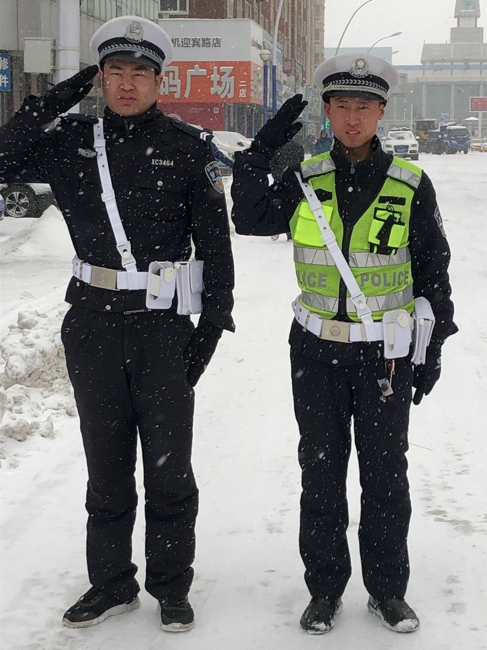 雪中执勤 确保道路安全