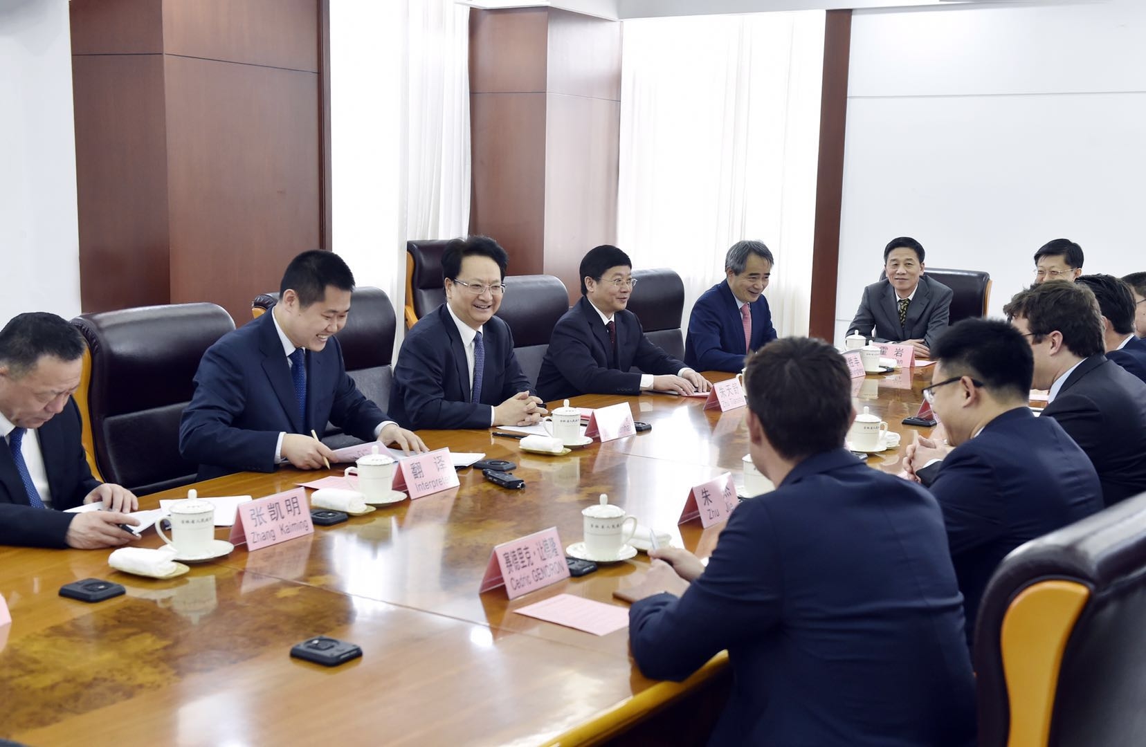 引进战略投资 壮大冰雪产业  景俊海与法国HTI集团董事会主席安东·西伯举行会谈