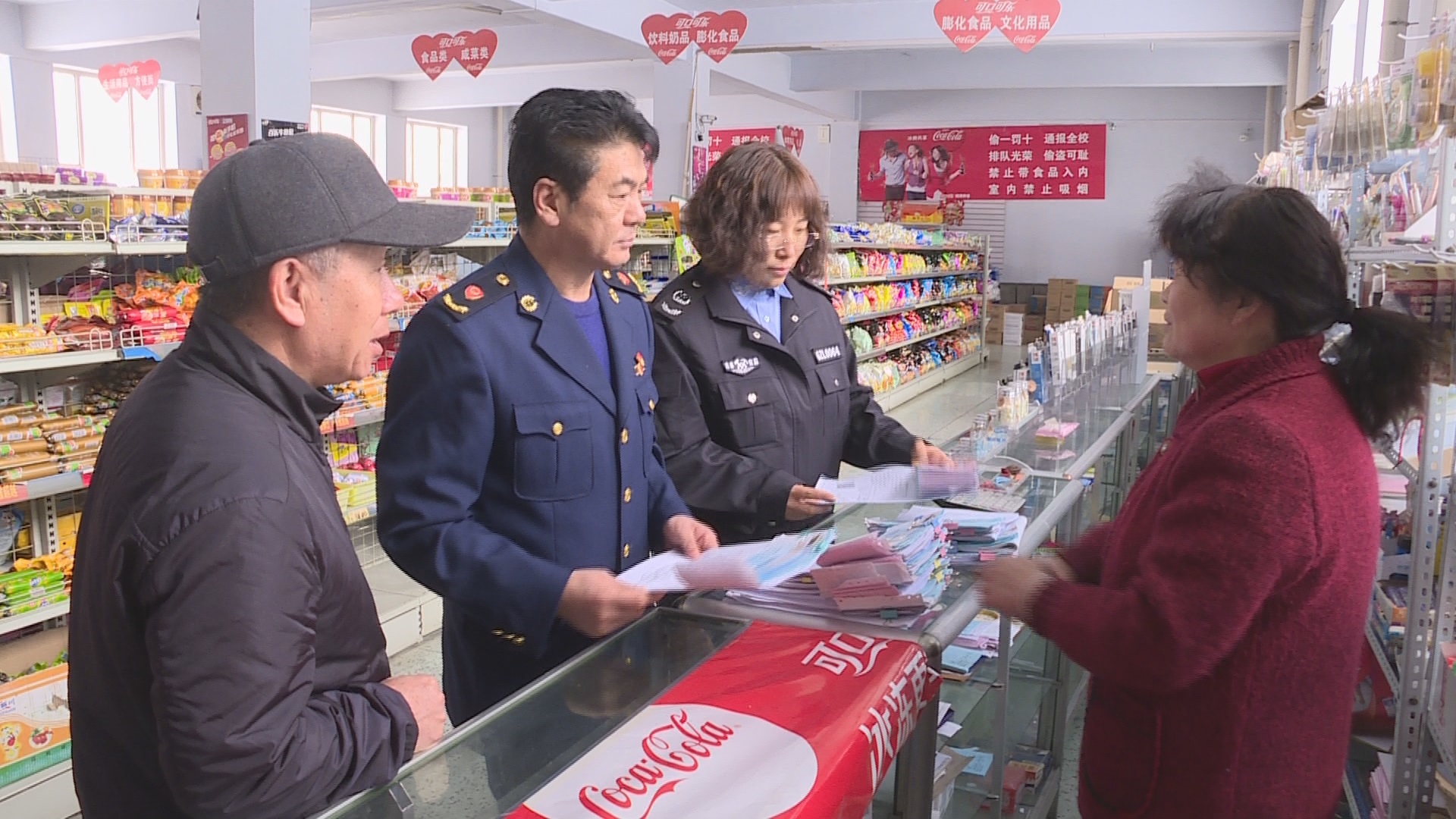 市场监督管理局园区分局整治校园周边售卖“辣条”等食品