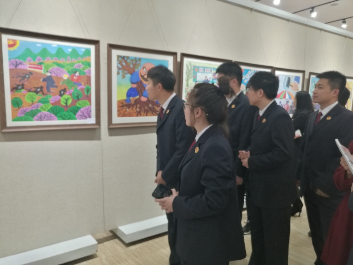 东丰县人民检察院参观扫黑除恶专项斗争主题书画展