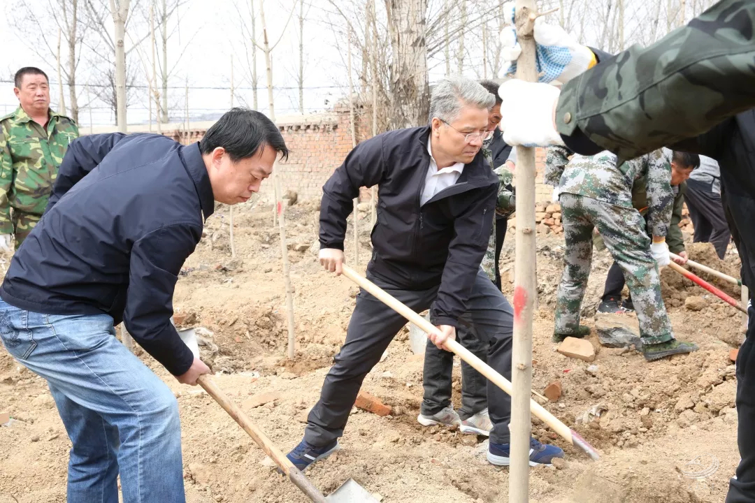 吉林省政府副秘书长高材林一行和我市领导参加义务植树活动