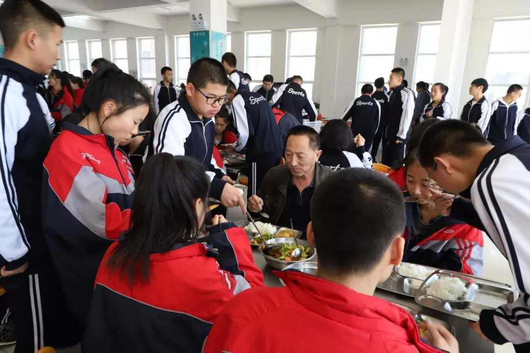 校长（园长）陪餐 学生心暖——我市校长（园长）实行陪餐制工作扫描