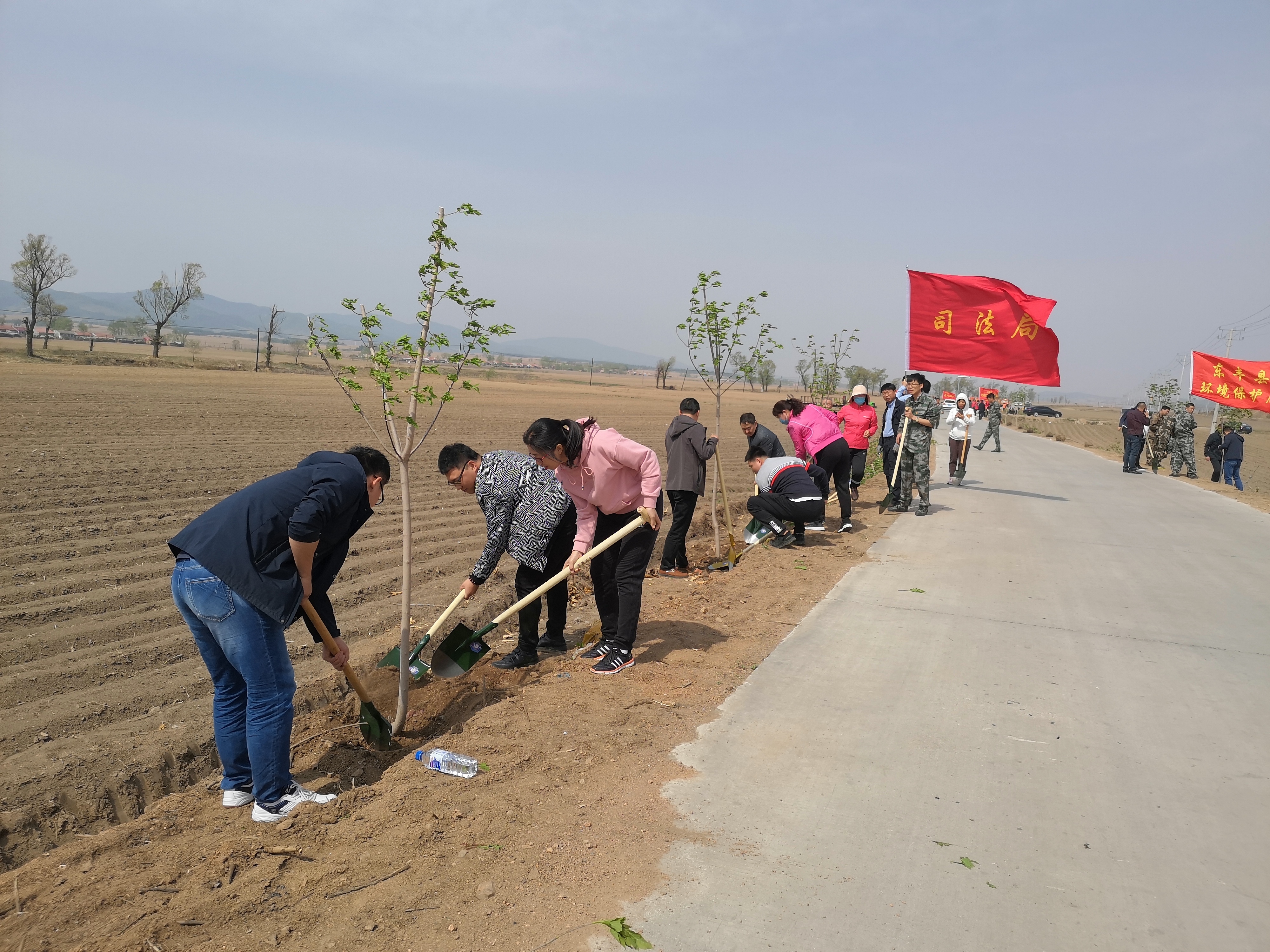 东丰县司法局开展春季植树活动