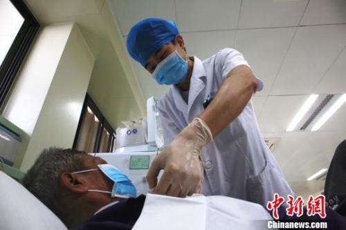 柳州市工人医院血液透析室里,男护士在给病人做血液透析准备工作.jpg 柳州市工人医院血液透析室里,男护士在给病人做血液透析准备工作.jpg