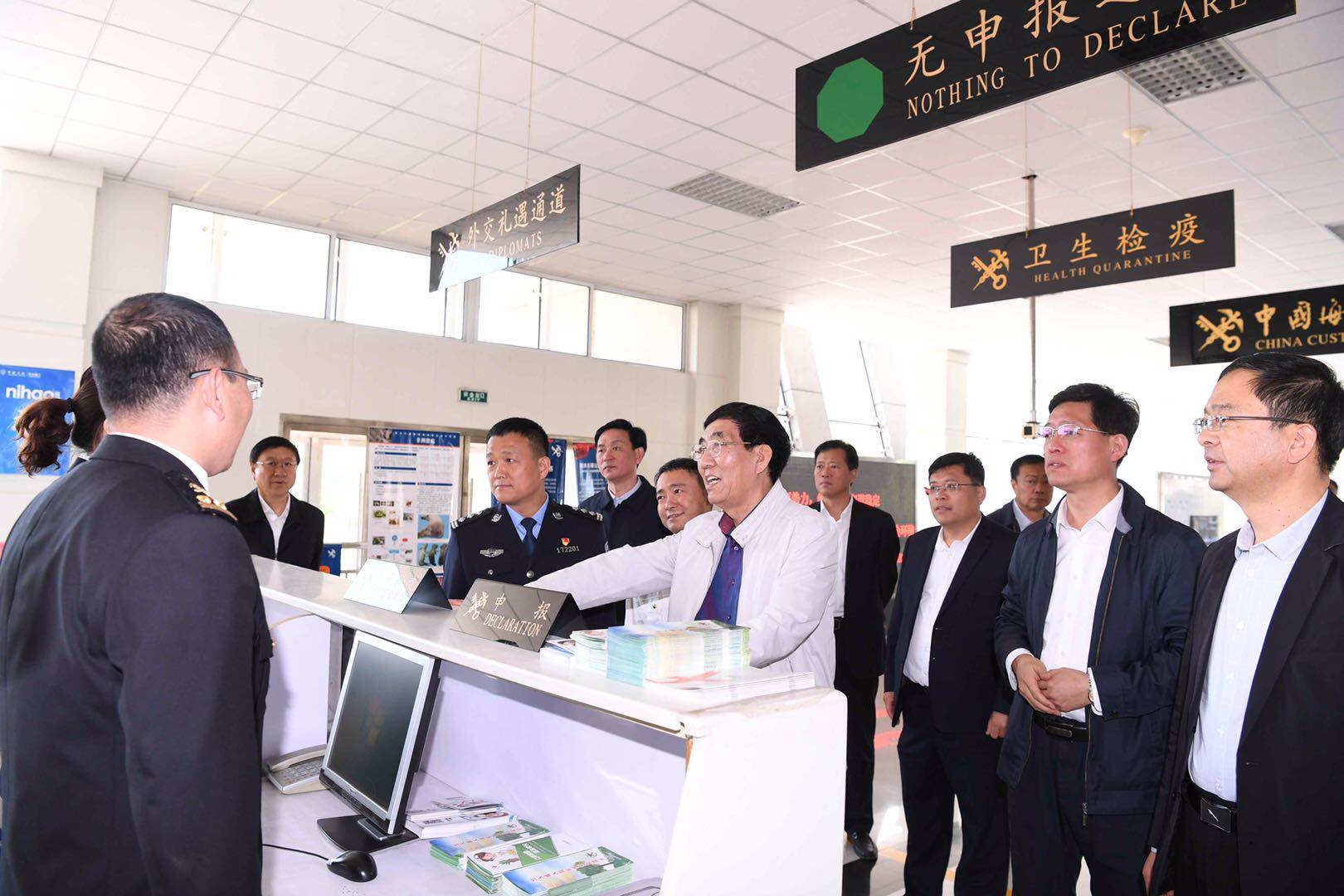 巴音朝鲁在长白县督促指导脱贫攻坚环保整改和项目建设时强调  统筹谋划  尽锐出战  攻坚克难  坚决确保各项重点工作任务落实到位