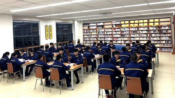 校园低头族惹人忧 部分省份出台规定禁止手机进入课堂