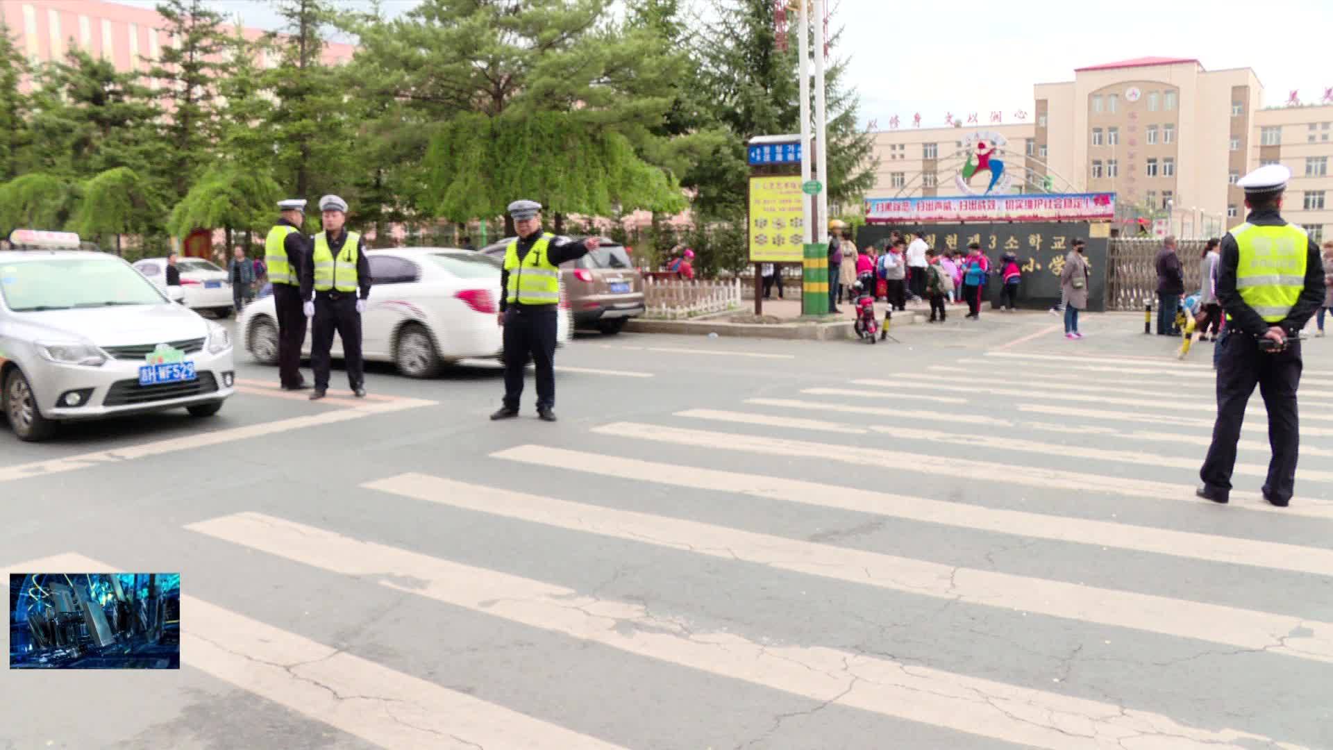 05月29日 《环境整治在行动》县公安局交警大队规范城区交通秩序