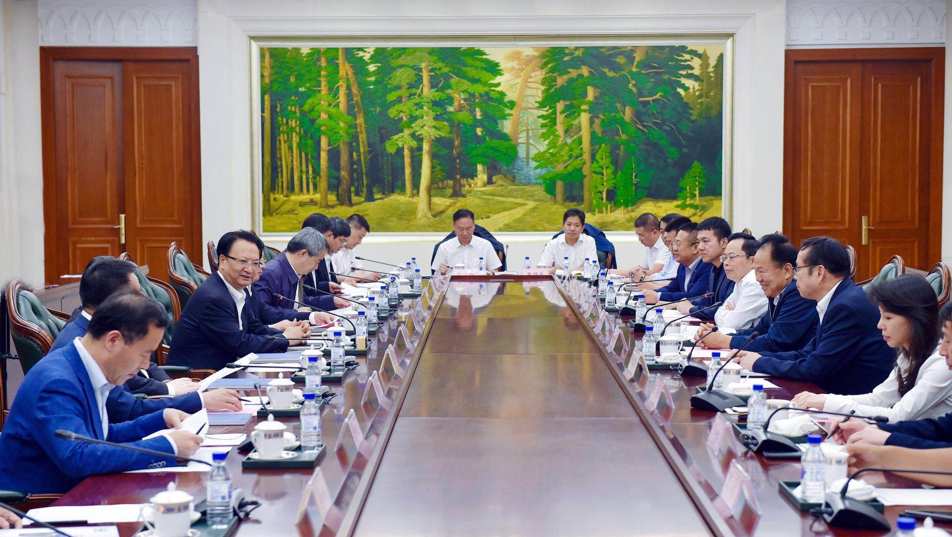 景俊海与企业高管代表团举行会谈