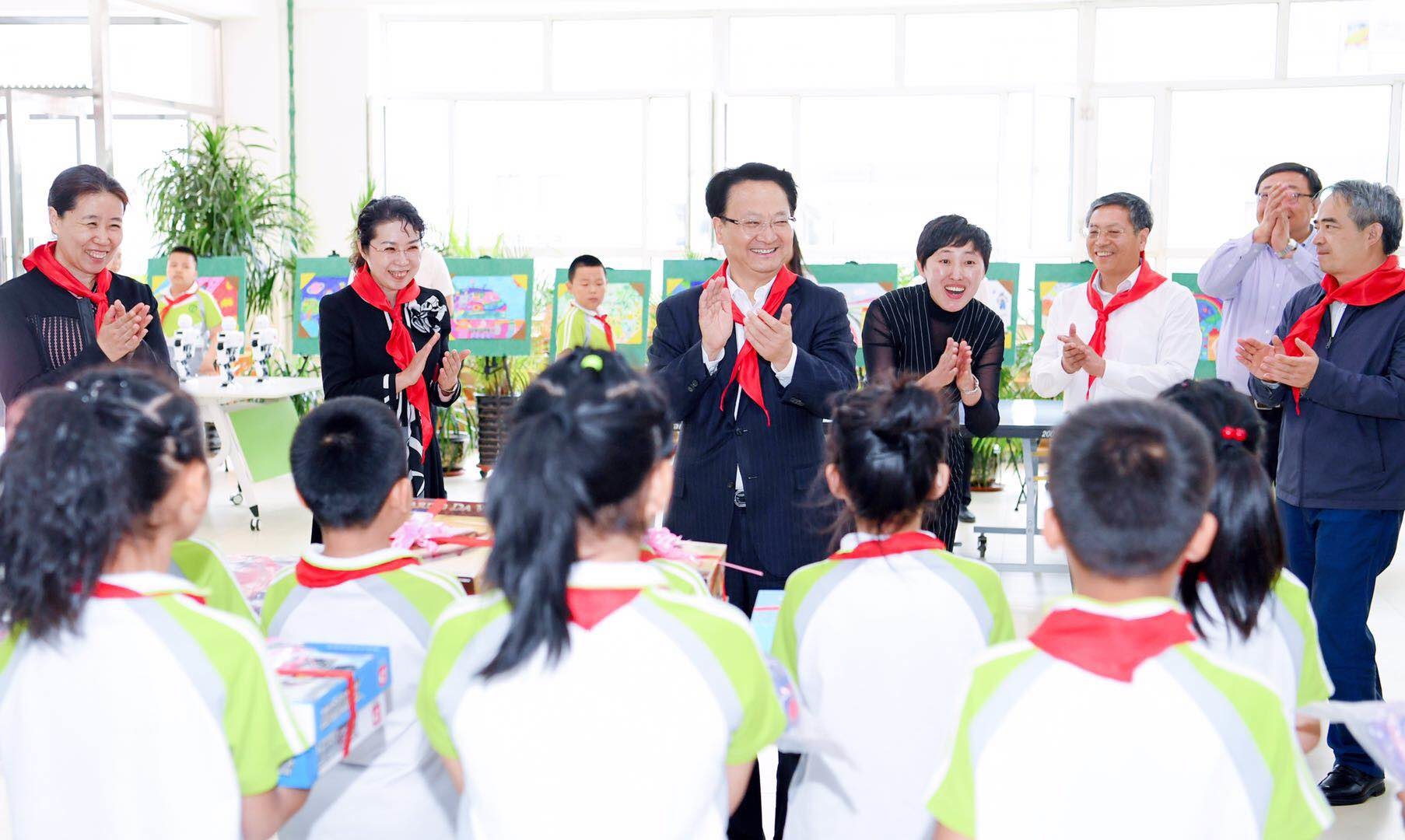 志存高远在新时代成长成才 寓教于乐营造阳光健康环境 景俊海在长春市与少年儿童共庆“六一”