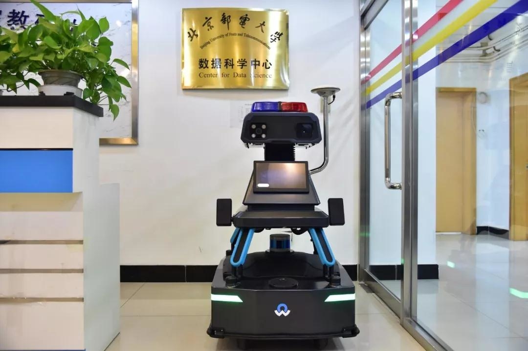 智能机器人“北邮一号”(北京邮电大学供图) 智能机器人“北邮一号”(北京邮电大学供图)