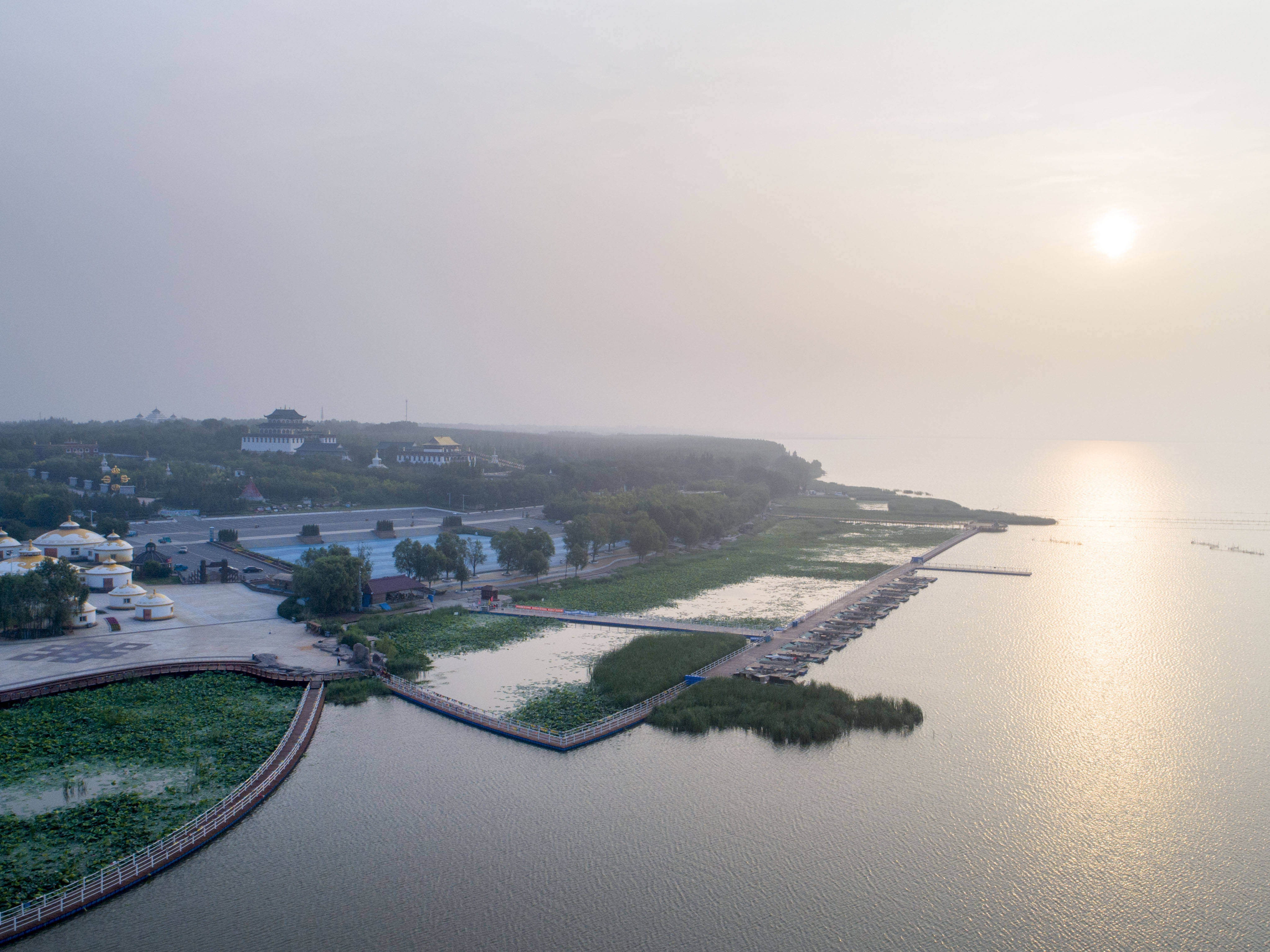 阳光照在查干湖上