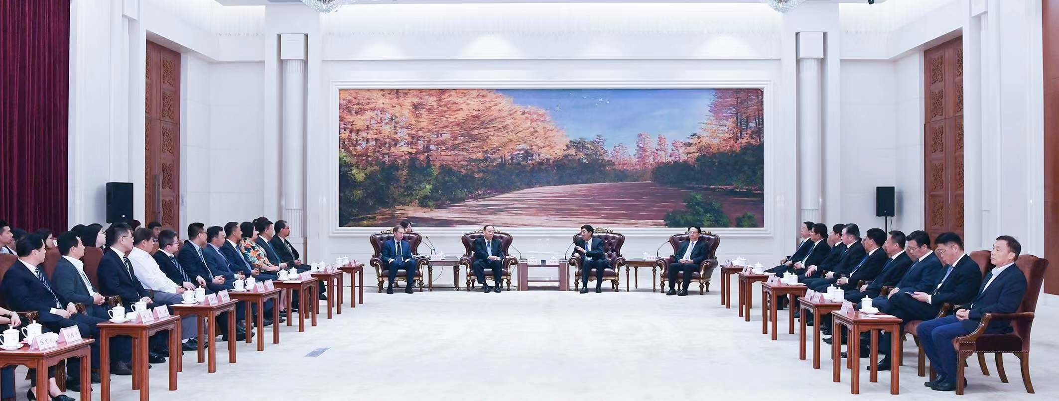 共享商机 共谋合作 共同发展 巴音朝鲁景俊海会见王炳南和出席首届全球（长春）制造业服务外包峰会的嘉宾代表