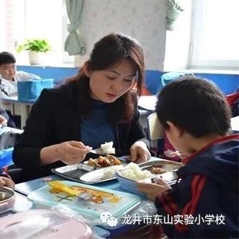 龙井市东山实验小学严格执行负责人陪餐制 校长和孩子们一起快乐午餐