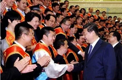 习近平俯身与老英雄握手，这些年他关爱退役军人的话语超暖心！