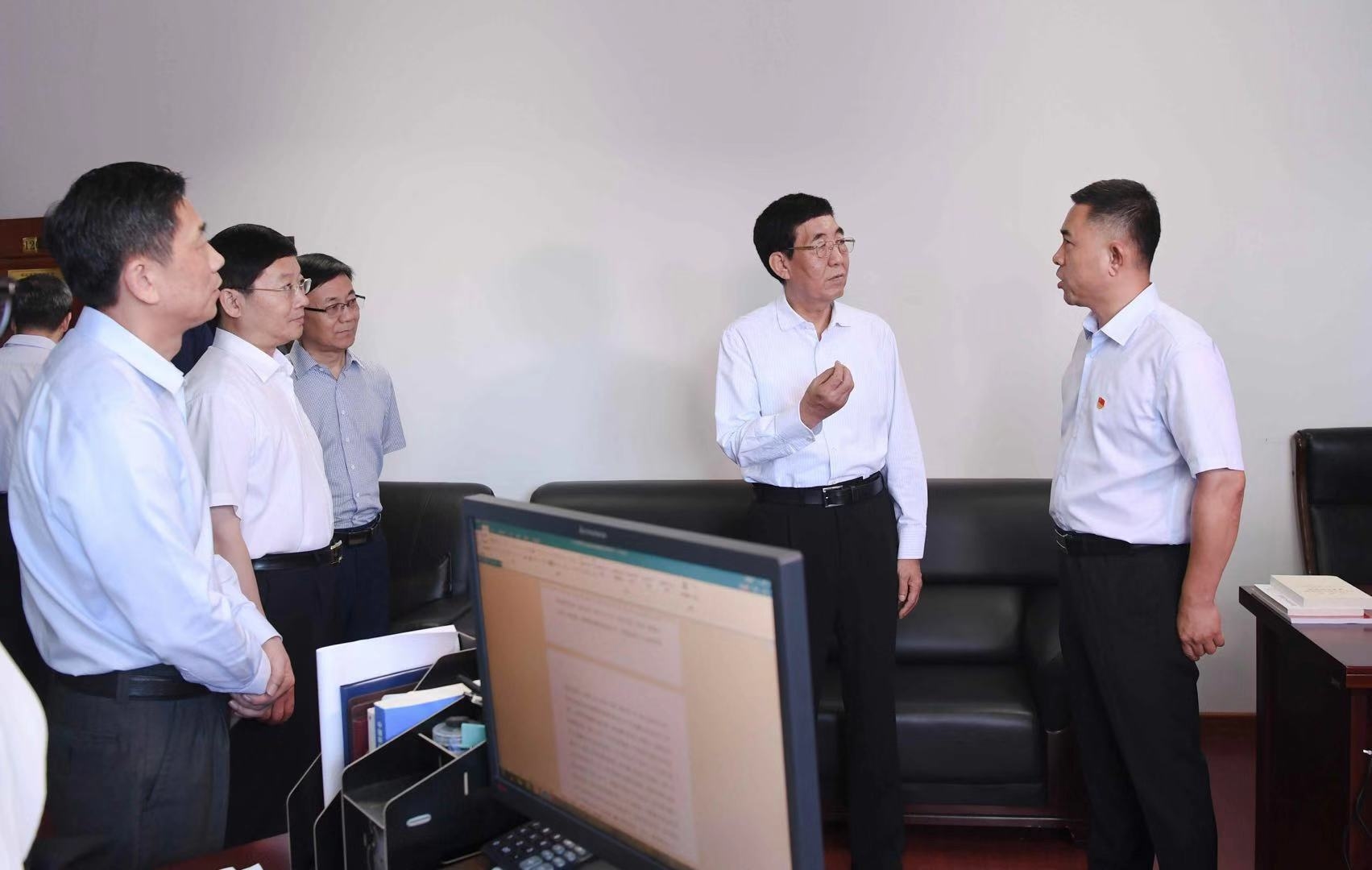 巴音朝鲁在省工信厅调研指导主题教育时强调  坚持两手抓两促进 坚持高标准严要求  以主题教育实际成效推动经济高质量发展