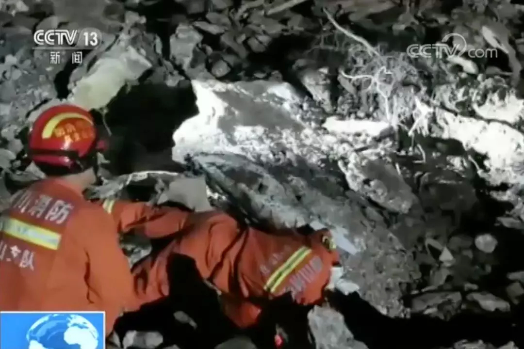 四川强降雨引发山体崩塌 遇险人员讲述：像是被石头追着跑