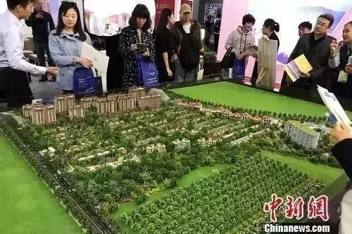 资料图:民众在北京春季房展会上的某楼盘展台咨询。中新网 程春雨 摄
