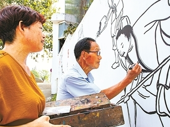 宁波九旬老人义务描墙绘 一支画笔为美丽集镇添色