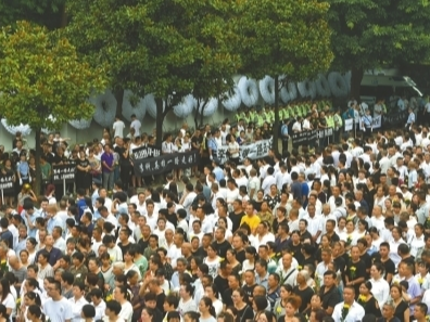 送英雄最后一程 上万人自发悼念大邑牺牲民警