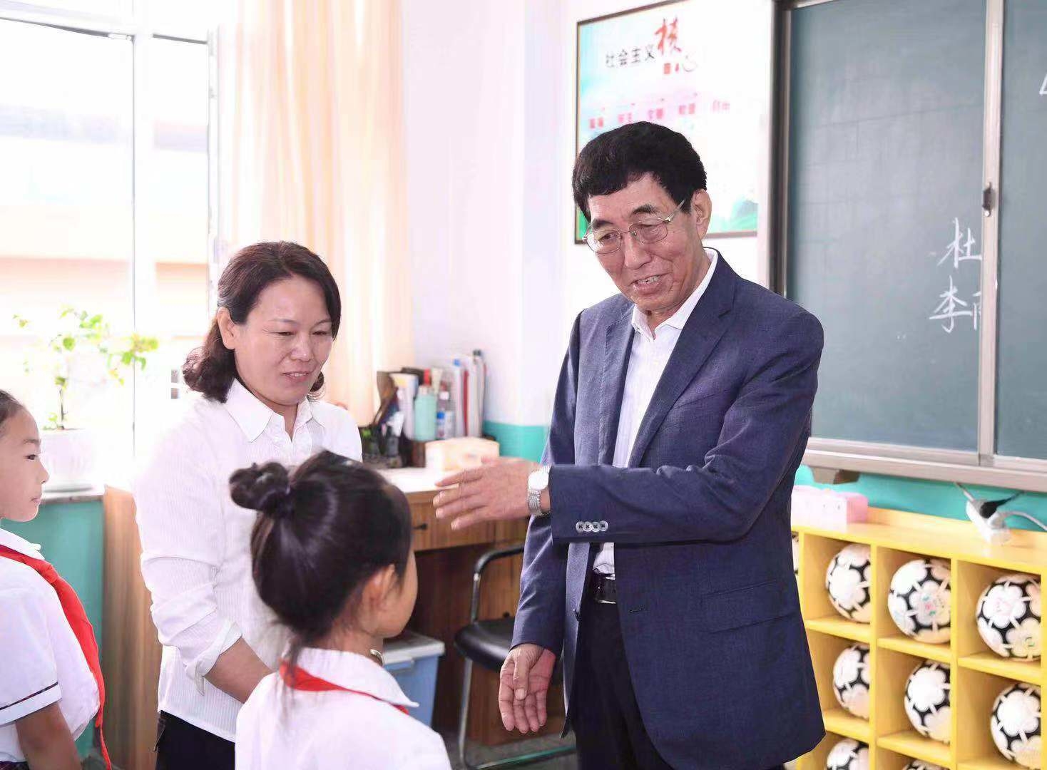 让教师最受尊重 让教育最优先发展 巴音朝鲁在珲春和前郭看望慰问教师