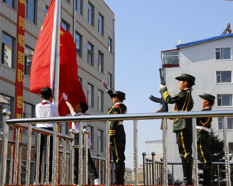 离退休干部党员和青少年同升国旗同唱国歌 庆祝新中国成立70周年