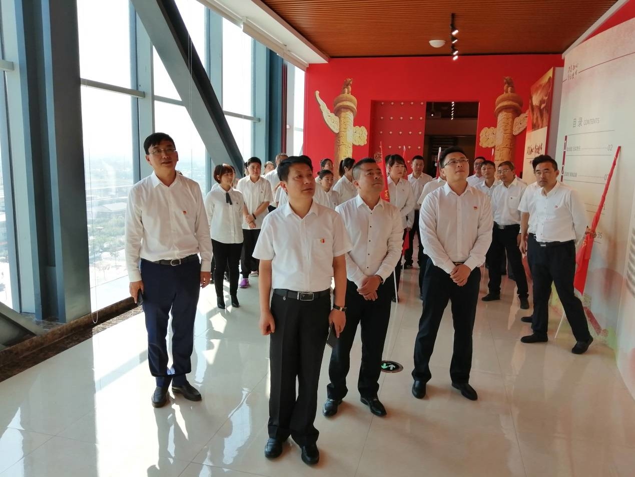 经开区组织全体党员参观四平市全面从严治党成果暨警示教育展强化信仰教育和警示教育