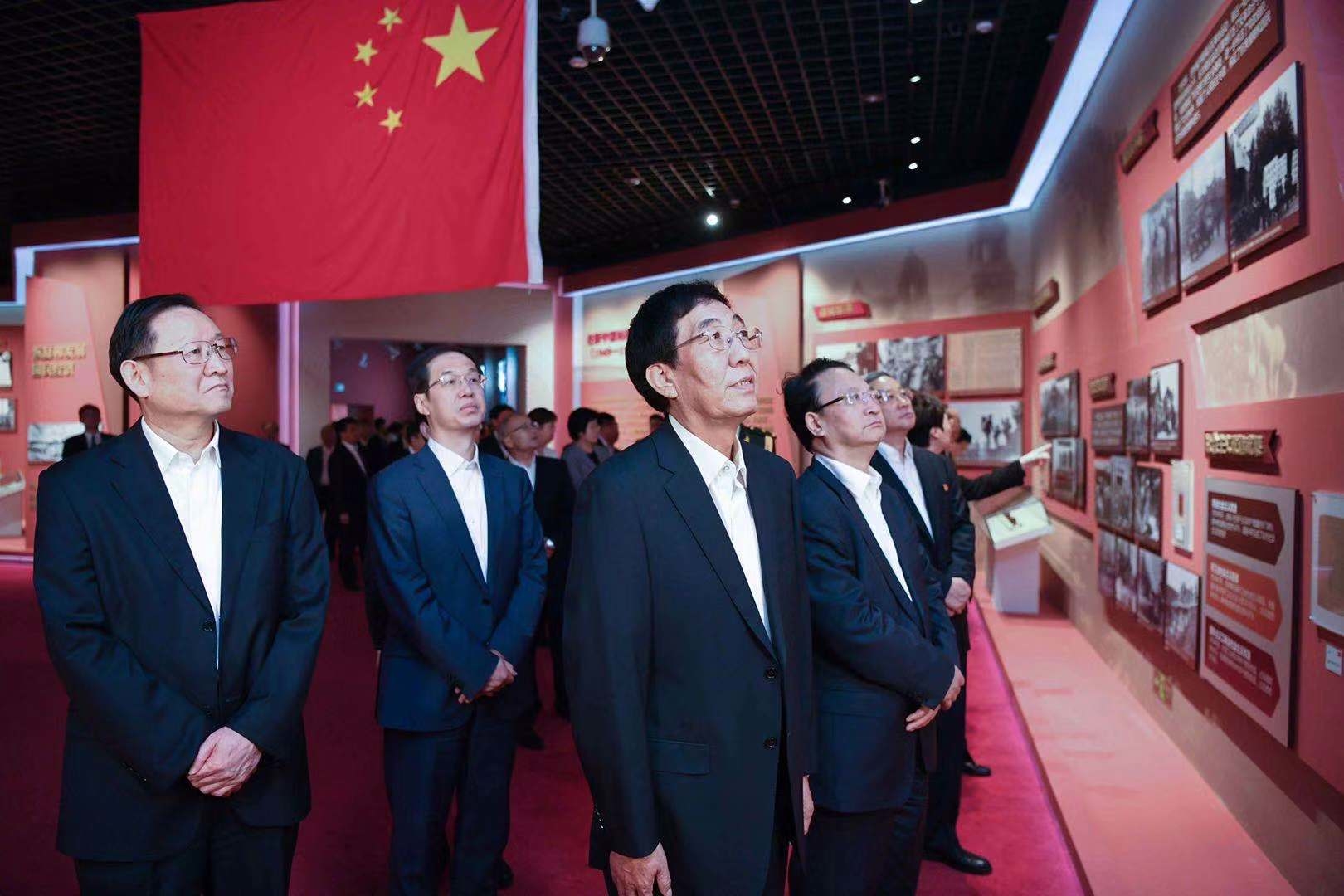 巴音朝鲁在参观“壮阔七十年 奋进新时代——吉林省庆祝中华人民共和国成立70周年成就展”时强调 高举伟大旗帜 不忘初心使命 勇于担当作为 奋力谱写新时代吉林振兴新篇章 景俊海江泽林参观展览
