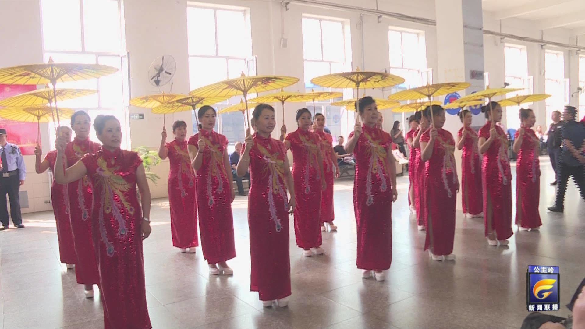 天南海北旅客唱红歌大型公益活动在火车站举行