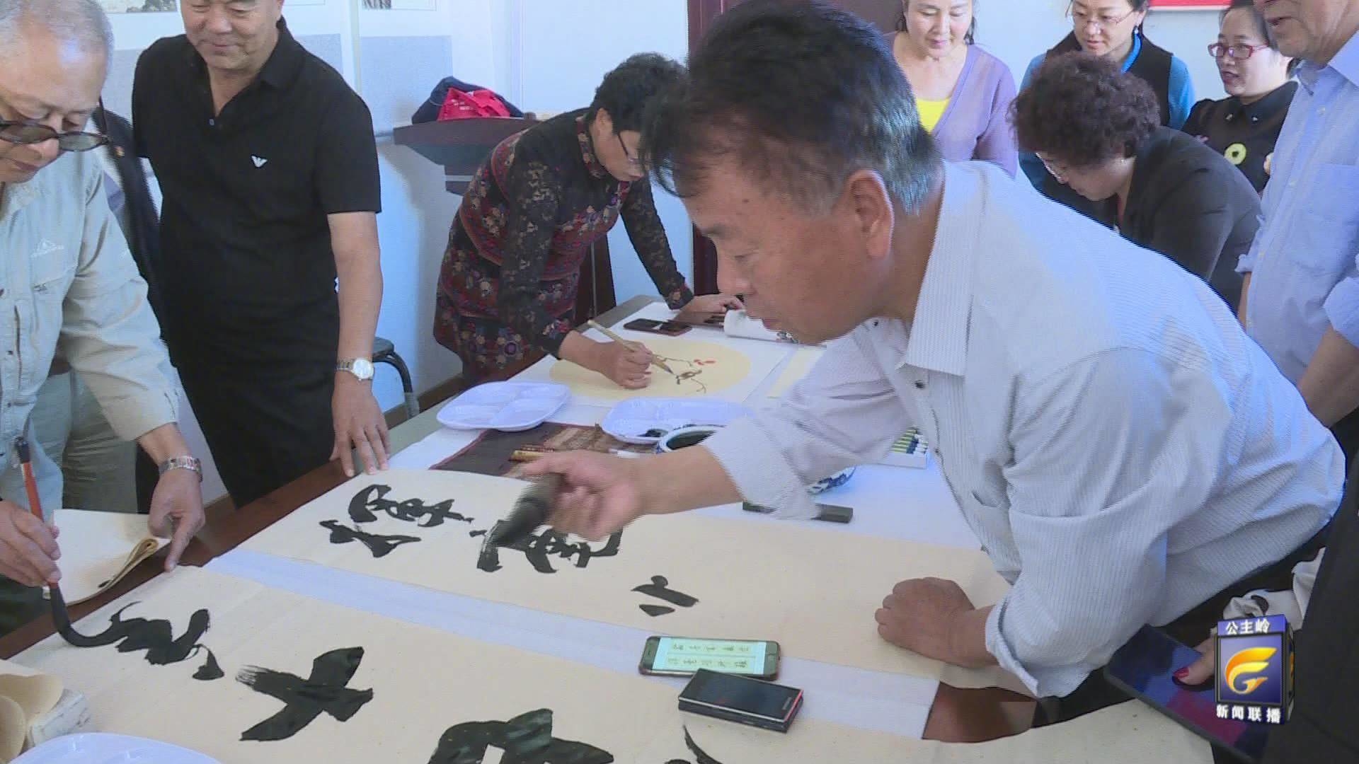 河南街道阳光社区举办庆祝新中国成立70周年书画展