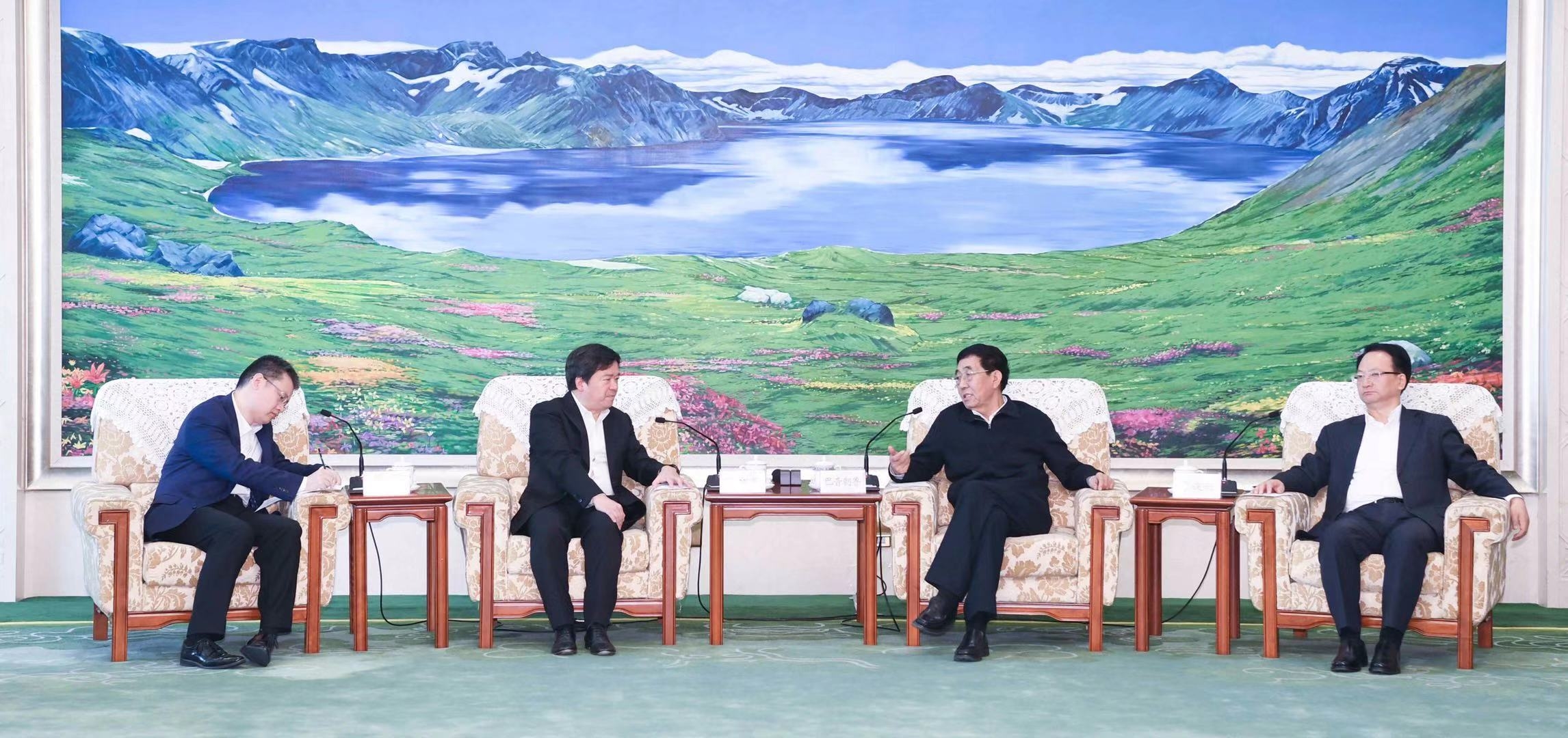 发挥各自优势 加快转型升级 共促振兴发展 巴音朝鲁景俊海会见李自学