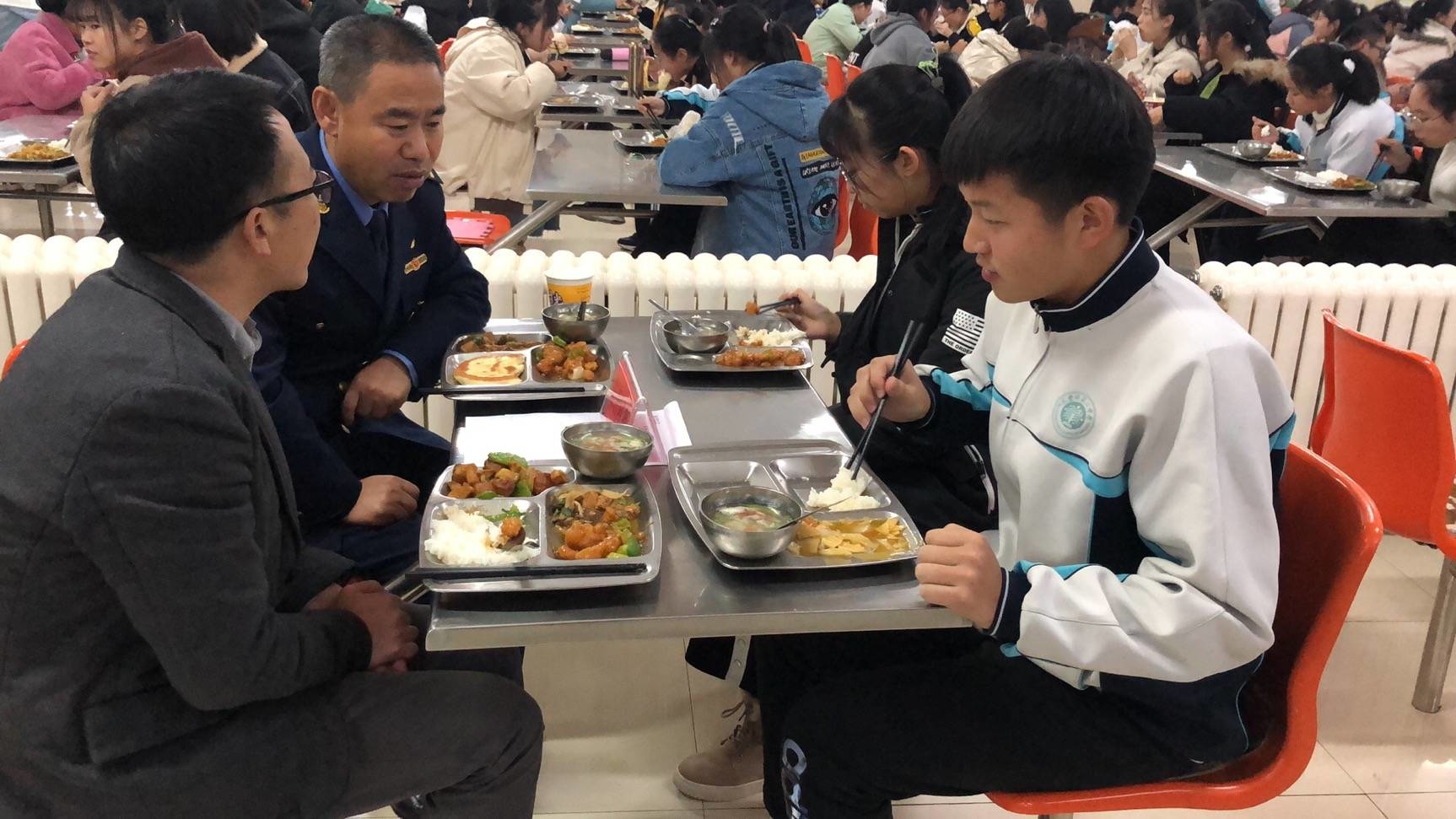 确保冬季学生用餐安全 落实陪餐制度