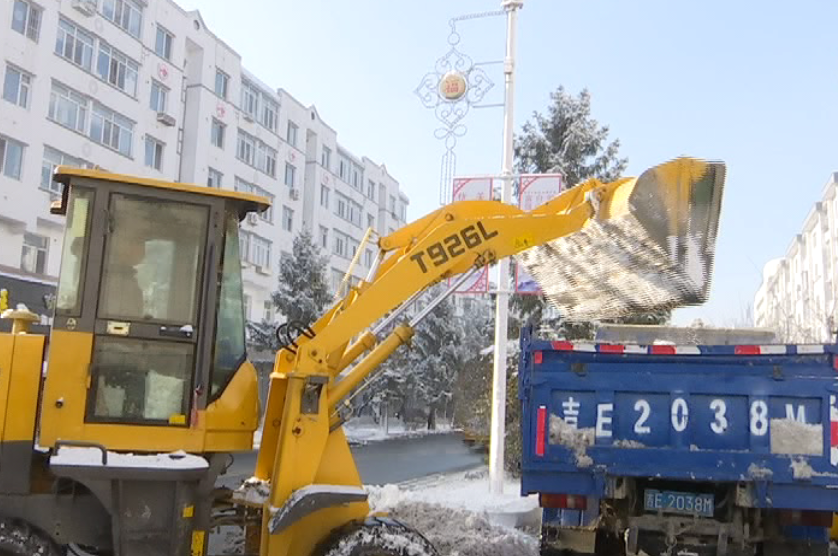 集安市迅速清扫道路积雪 方便群众出行