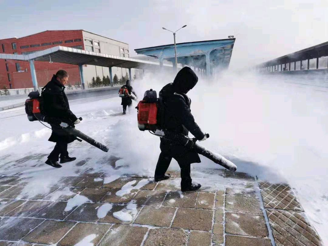 延吉车务段全力迎战入冬第一场雪