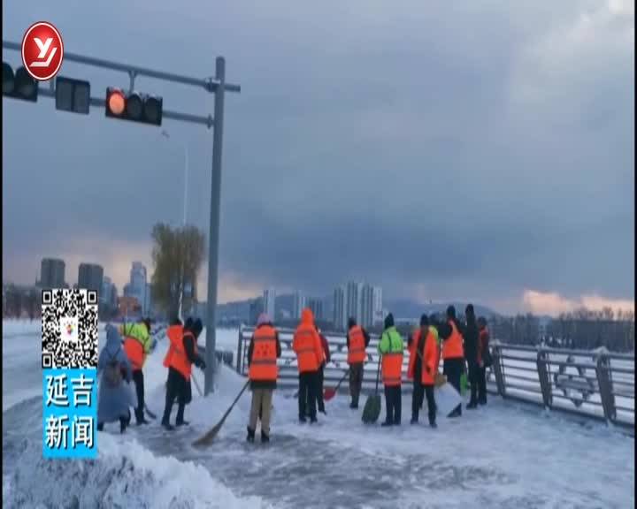 城管部门战风雪保畅通