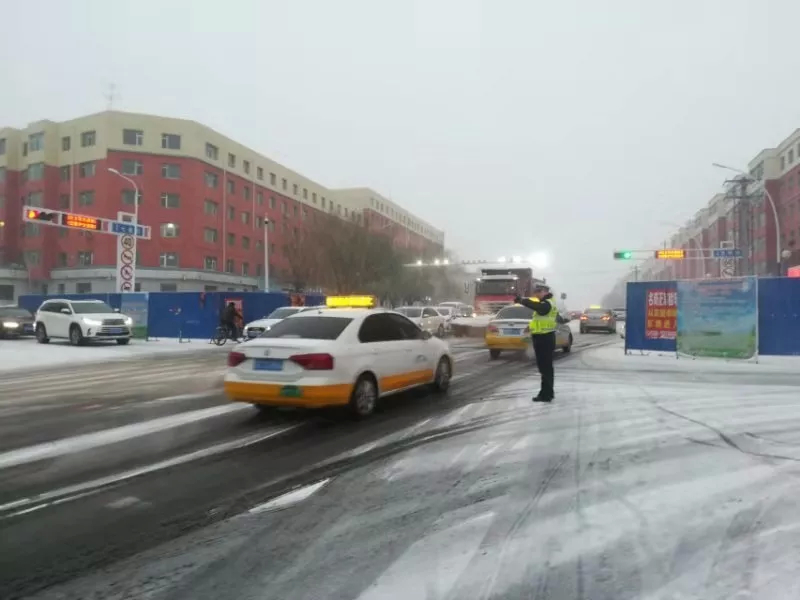 2019年初雪，岭城交警走出寒冷中的最美逆行！