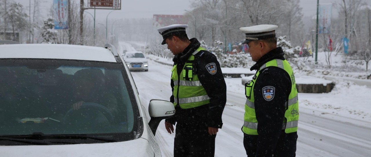 风雪中，长白山交警一路守护！