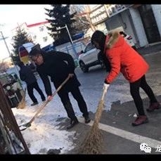 文广旅局党员志愿者到无物业小区开展“破冰清雪”行动