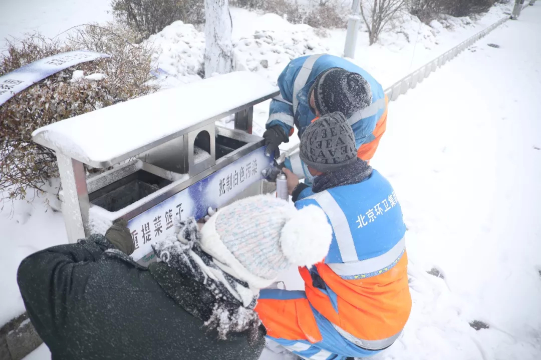 风雪无阻！公主岭市城管执法人员走上街头开展禁塑宣传