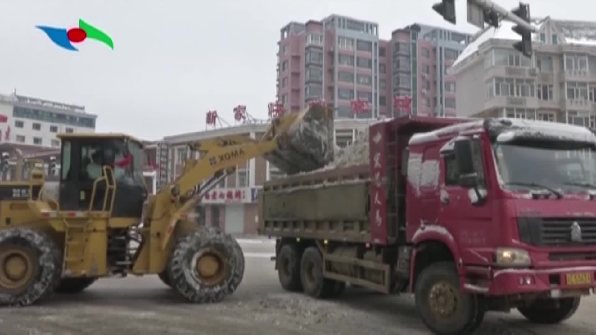 县城管局积极应对降雪 奋战清雪保通畅