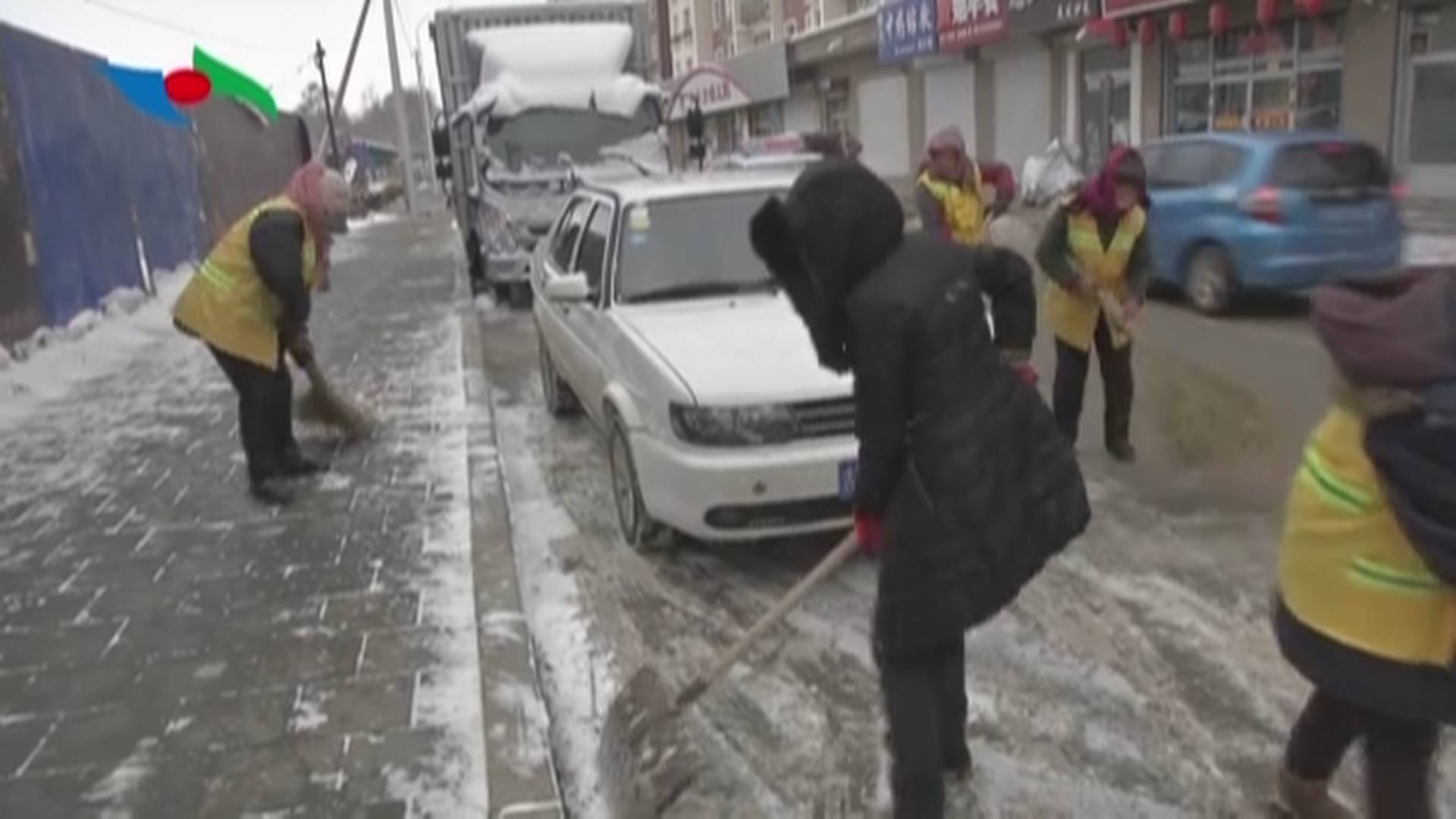 路边停车需自觉 保障清雪人人有责