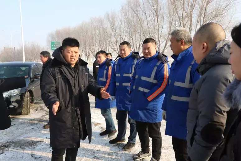 清除查干湖周边道路积雪 保障冬捕期间道路畅通