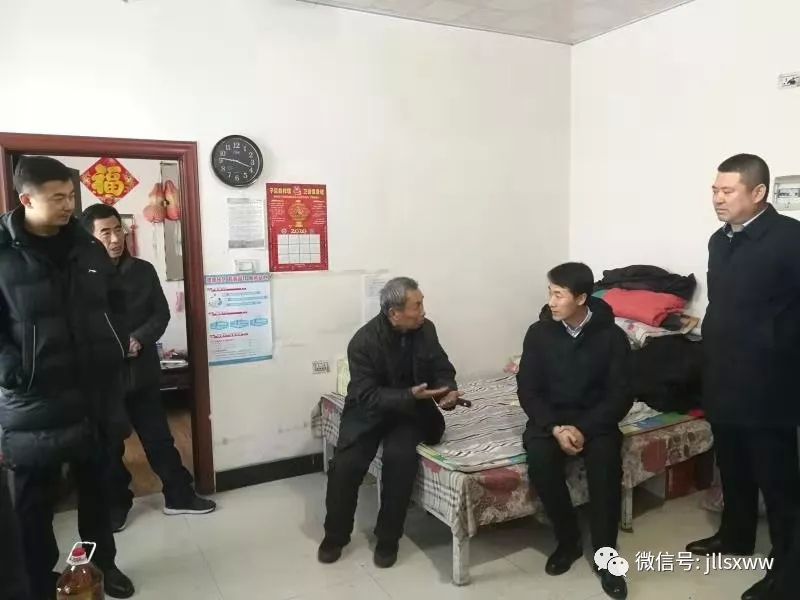 梨树县委常委组织部长何滨到小城子镇走访贫困户并检查脱贫攻坚工作