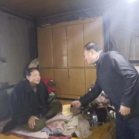不忘初心送温暖长白山管委会财政局领导走访慰问十八坊社区困难党员